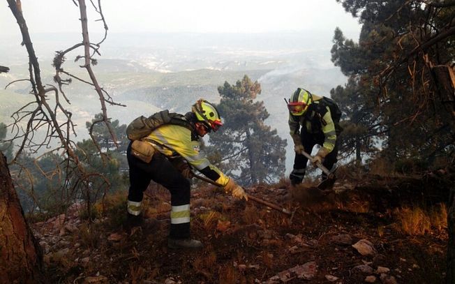Ascienden a 2.000 las hectáreas arrasadas por el fuego en Yeste y siete pedanías y aldeas más son evacuadas