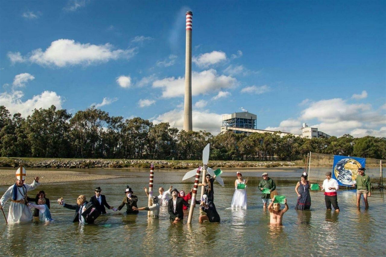 Ecologistas realizan una ‘performance’ en Cádiz
