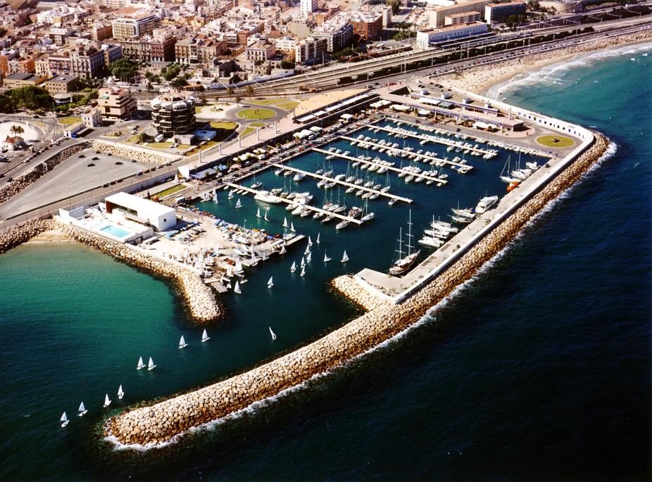 Un accidente de un remolcador provoca un vertido en el Puerto de Tarragona