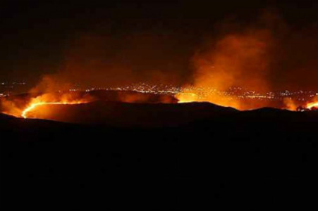 Efectivos de la lucha contra incendios de Extremadura y Andalucía controlan un fuego en Higuera la Real (Badajoz)