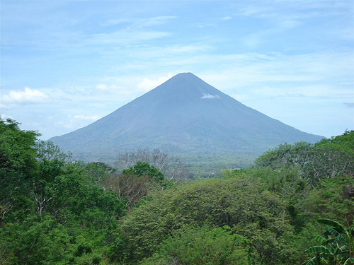 El volcán Concepción lanza gases y cenizas sin causar víctimas en Nicaragua