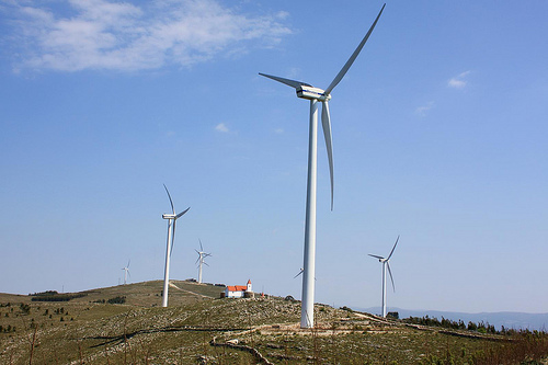 Greenpeace y Tanquem les Nuclears denuncian que la Generalitat continúa marginando las energías renovables