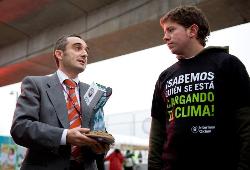 Intermón entrega 70.000 firmas contra el cambio climático al Gobierno y le pide que "presione" en la cumbre