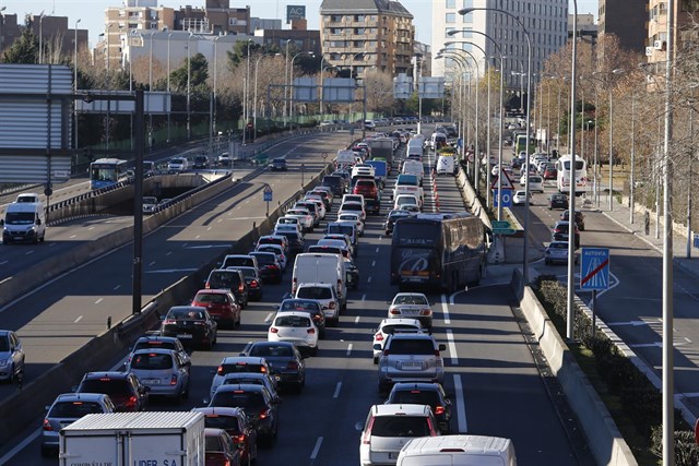 El Ayuntamiento de Madrid mantiene para mañana la velocidad máxima a 70 km/hora en M-30 y accesos por episodio de contaminación