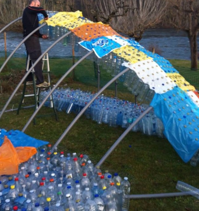 El colegio Divina Pastora-MM Franciscanas de Ourense construye su propio invernadero con botellas plásticas fuera de uso