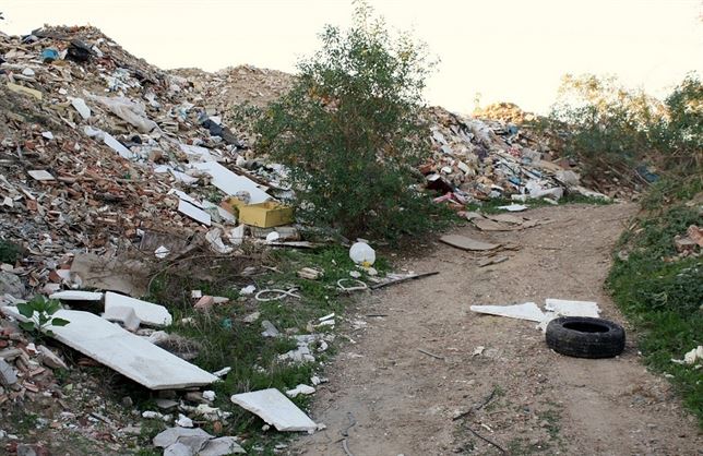 Sevilla. NO al vertedero ‘ilegal’ de Padre Pío y el humo procedente de la quema de residuos