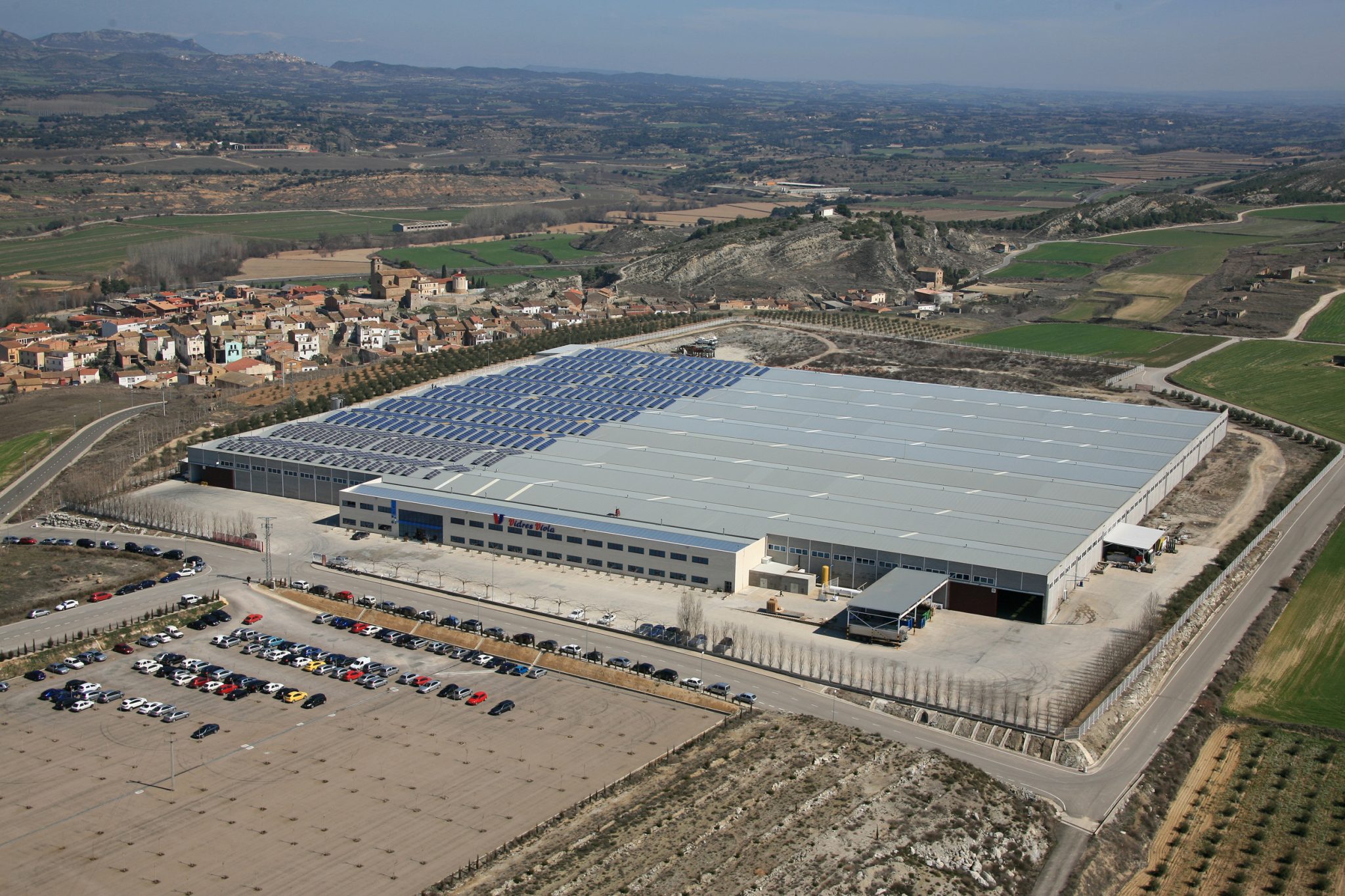 Vidres Viola inaugura una planta solar fotovoltaica de 600 kWp en la cubierta de su sede