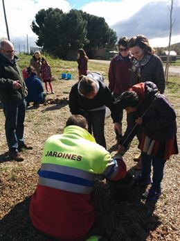 La Rioja. Alumnos de Los Angeles plantan quince cerezos en La Grajera