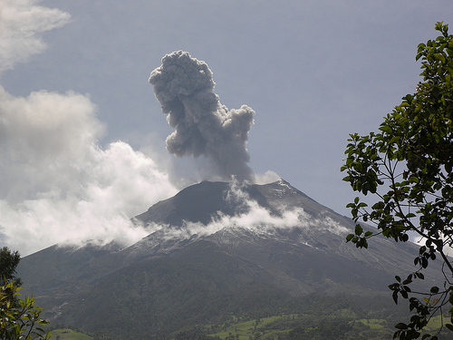 La ceniza del volcán Tungurahua afecta a dos provincias andinas de Ecuador