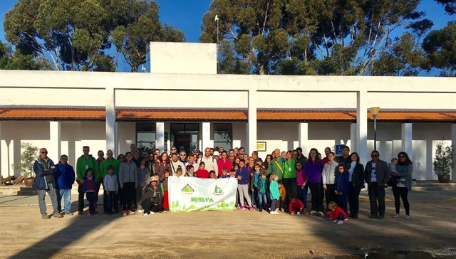Voluntarios plantan 400 árboles en una zona en restauración de Marismas del Odiel