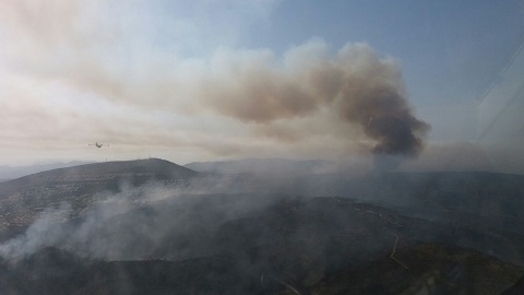Medio Ambiente amplía el dispositivo de extinción aéreo y terrestre que combate el incendio de Bolulla (Alicante)
