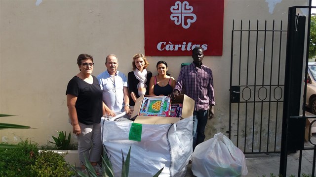 Cáritas recibe 150 kilos de juguetes recogidos por el camión de reciclaje de Emaya