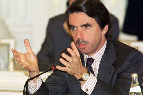 Aznar califica la política energética del Gobierno de "juego de pegatinas"