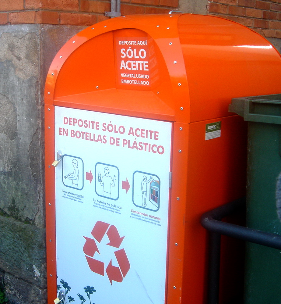 Instalado el contenedor de aceite usado en La Pesa