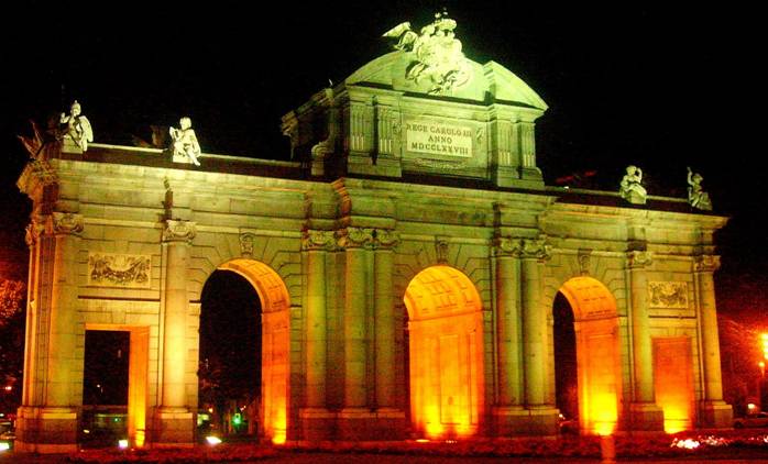 La nueva iluminación de la Puerta de Alcalá consume lo mismo que la de dos hogares frente a los 27 de la anterior