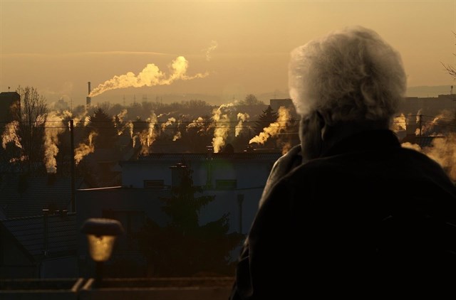 Ancianos frágiles por los contaminantes ambientales