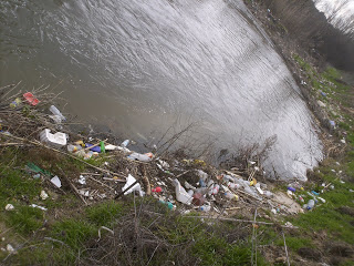 EQUO Móstoles y SOMOS denuncian la acumulación  de basuras en el margen del Río Guadarrama