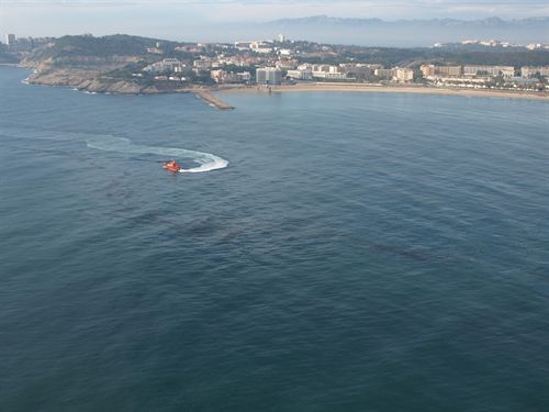 El vertido de gasoil en aguas de Tarragona oscila entre los 5.000 y 15.000 litros