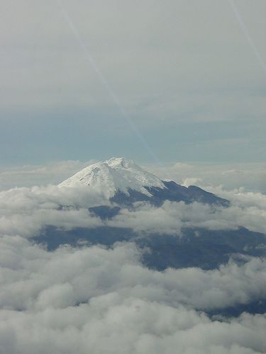 Las autoridades declaran alerta amarilla ante la actividad del volcán Nevado del Huila en el sur de Colombia