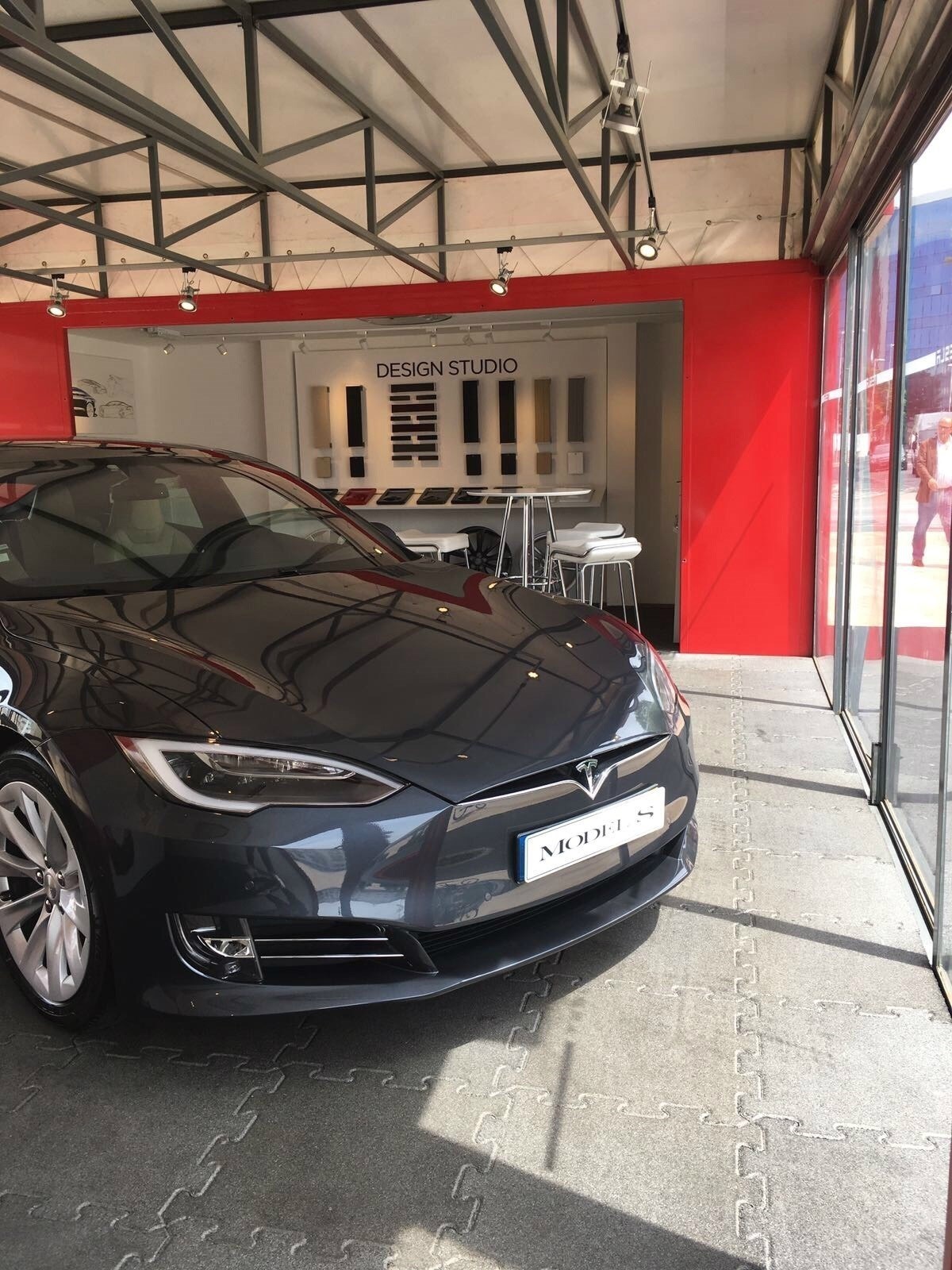 Tesla abre en Barcelona su primera tienda pop-up de España