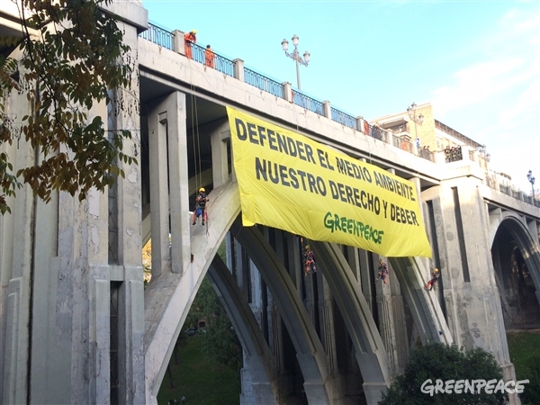 Inmensa pancarta en el centro de Madrid para reivindicar el derecho a la defensa del medio ambiente