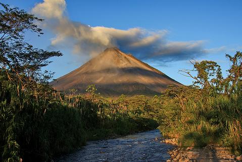 Volcán Arenal lanza ceniza y autoridades cierran unas horas parque nacional