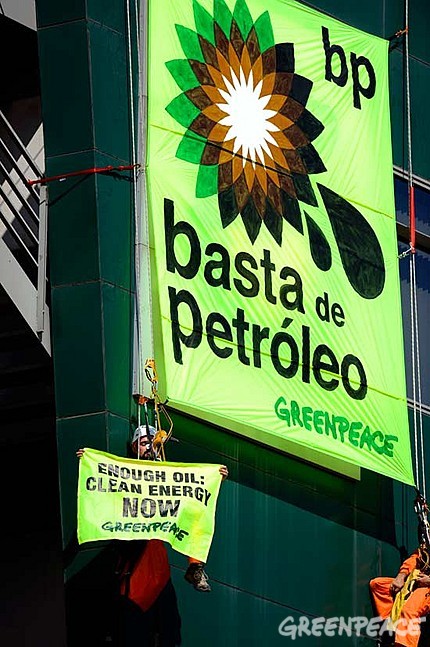 Activistas de Greenpeace sustituyen el logo de BP en su sede de Madrid por uno “teñido” de petróleo