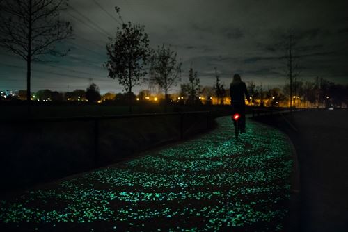 Un carril-bici que se ilumina en la oscuridad (Holanda)