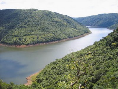 Uruguay exige a Argentina el informe ambiental sobre su río común