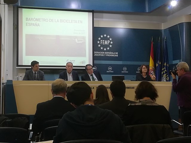 Crece el número de españoles que opina que los conductores no respetan a los ciclistas