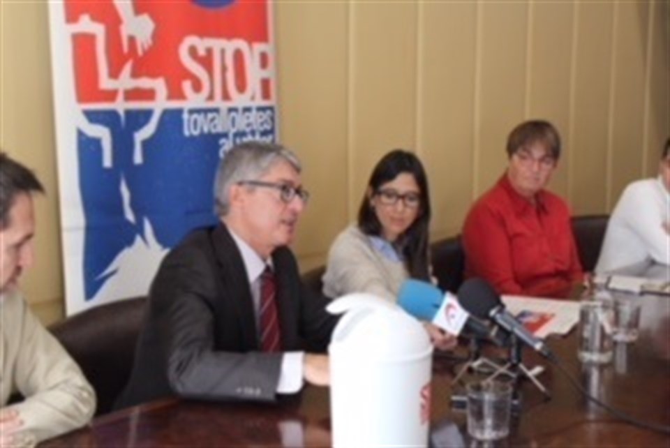 Lanzan una campaña contra tirar toallitas al lavabo en el área metropolitana de Barcelona