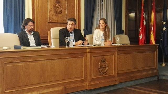 La V Promoción del Máster en Gestión Sostenible de los Residuos y el periodista científico y medioambiental Alex Fernández Muerza