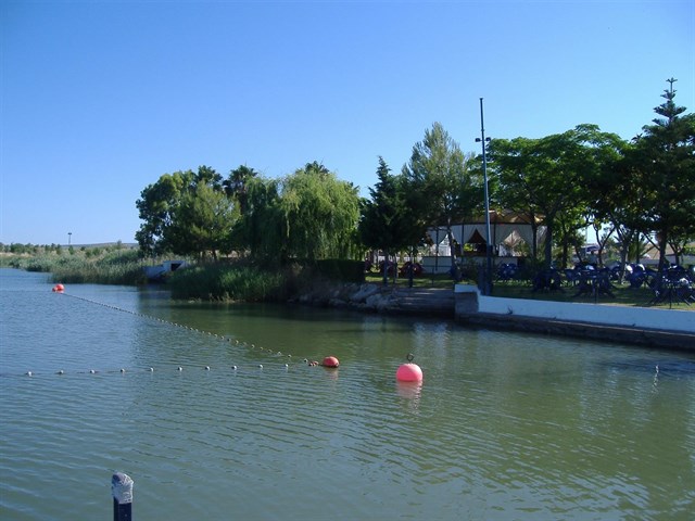 Agentes de salud pública y personal técnico hacen controles de las aguas de baño andaluzas