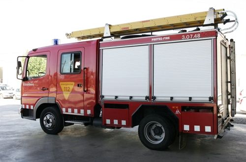 Cortada la C-12 e interrumpida la línea de tren R-15 por un incendio forestal cerca de Flix (Tarragona)