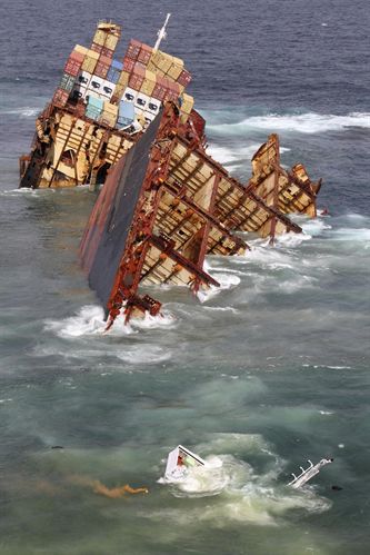 La popa del Rena comienza a hundirse cerca de la costa neozelandesa