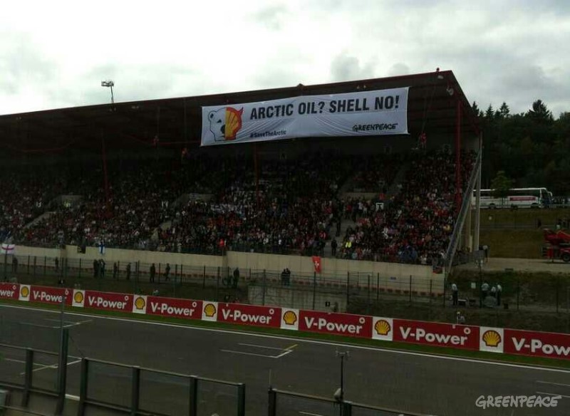 Activistas de Greenpeace despliegan una pancarta en el Grand Prix de F1 para pedir a Shell que no destruya el Ártico