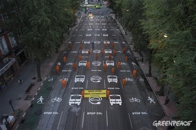 Greenpeace pinta 2.000 m2 de la calle Bravo Murillo para pedir una ciudad más sostenible