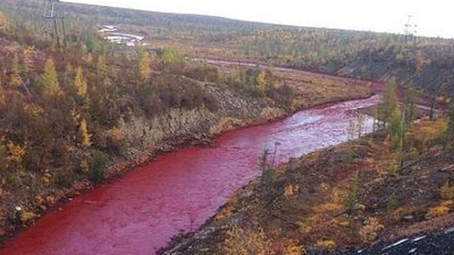 Una empresa reconoce que una fuga en sus instalaciones tiñó de rojo un río en Rusia