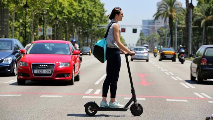 Barcelona presiona con multas a las empresas de patinetes eléctricos compartidos