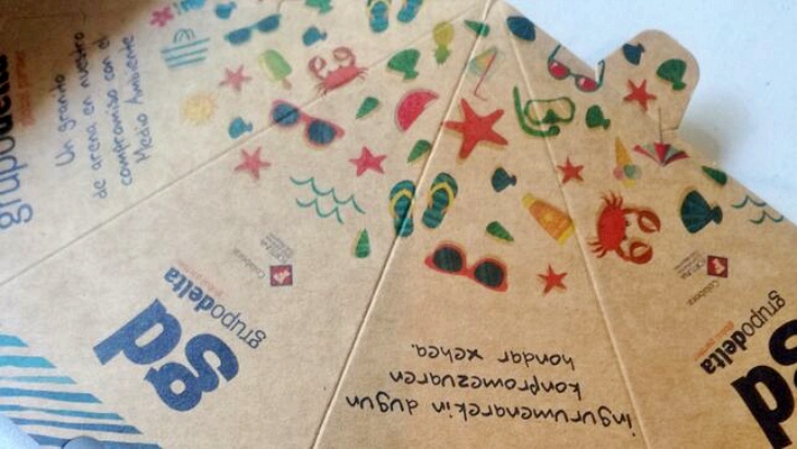 Donostia ofrece 15.000 ceniceros de cartón para evitar colillas en la arena