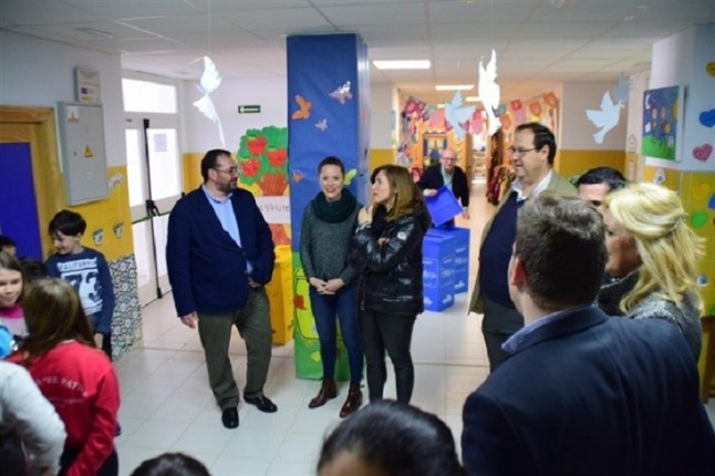 Cerca de un centenar de centros educativos de Granada recibirán contenedores de reciclaje