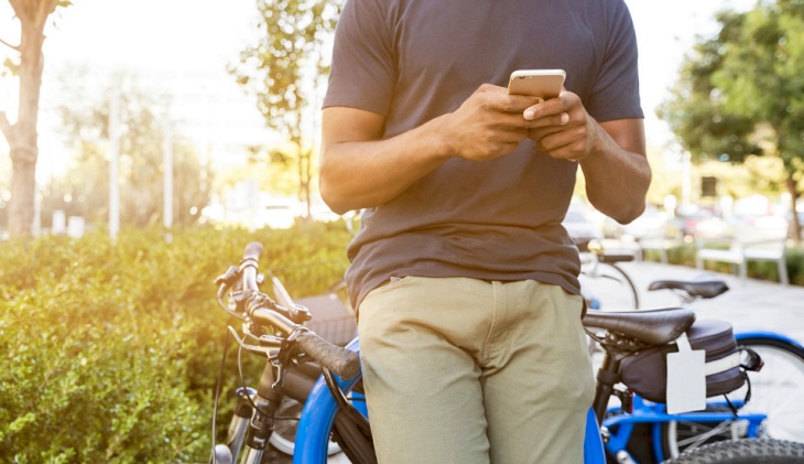 Uno de cada diez conductores de bicicletas y patinetes usa el móvil