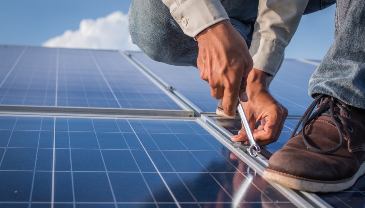 Valencia instalará placas solares en 5 colegios