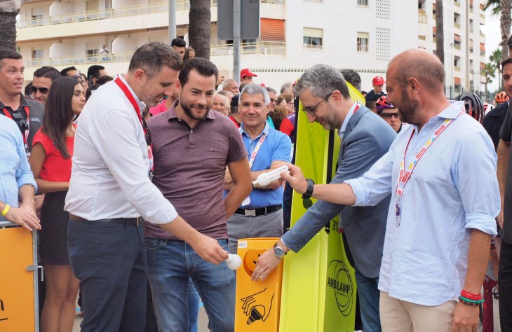 Cullera y la Diputación de Valencia apoyan el reciclaje de bombillas en la salida de la Vuelta Ciclista