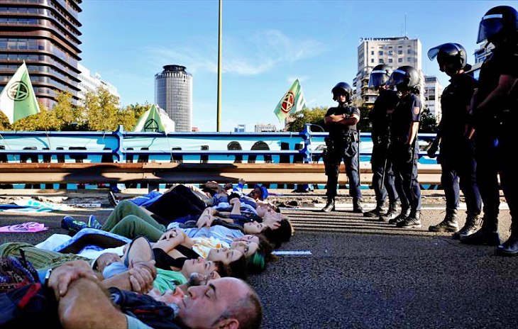 La policía se ‘ensaña’ con los activistas por el clima que ocuparon el puente de Nuevos Ministerios