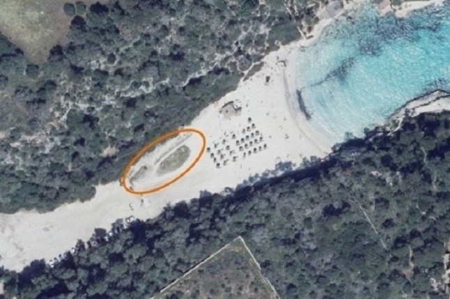 Destrozan una duna en Cala Llombards