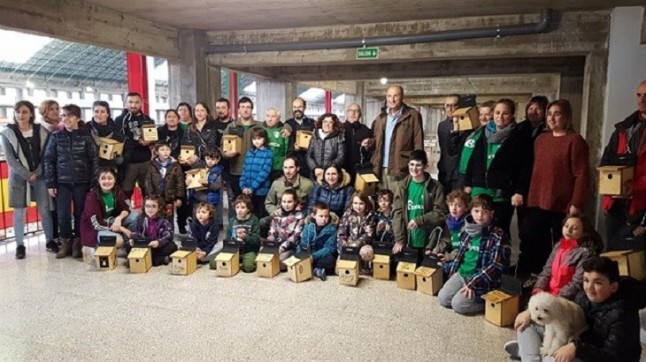 Unas cuarenta personas elaboran cajas-nido para las aves de Torrelavega