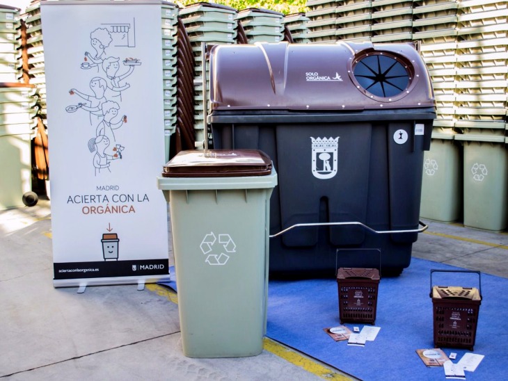 Ocho distritos de Madrid reciben sus cubos de tapa marrón