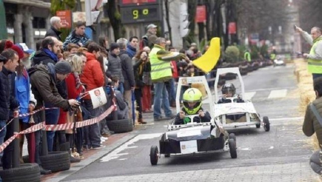 Más de 400 escolares compiten por la Gran Vía de Bilbao al volante de coches eléctricos construidos por ellos mismos