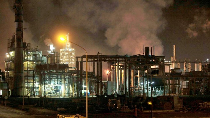 Qué pasa con los restos de carbonilla que han impregnado la zona de la explosión en Tarragona